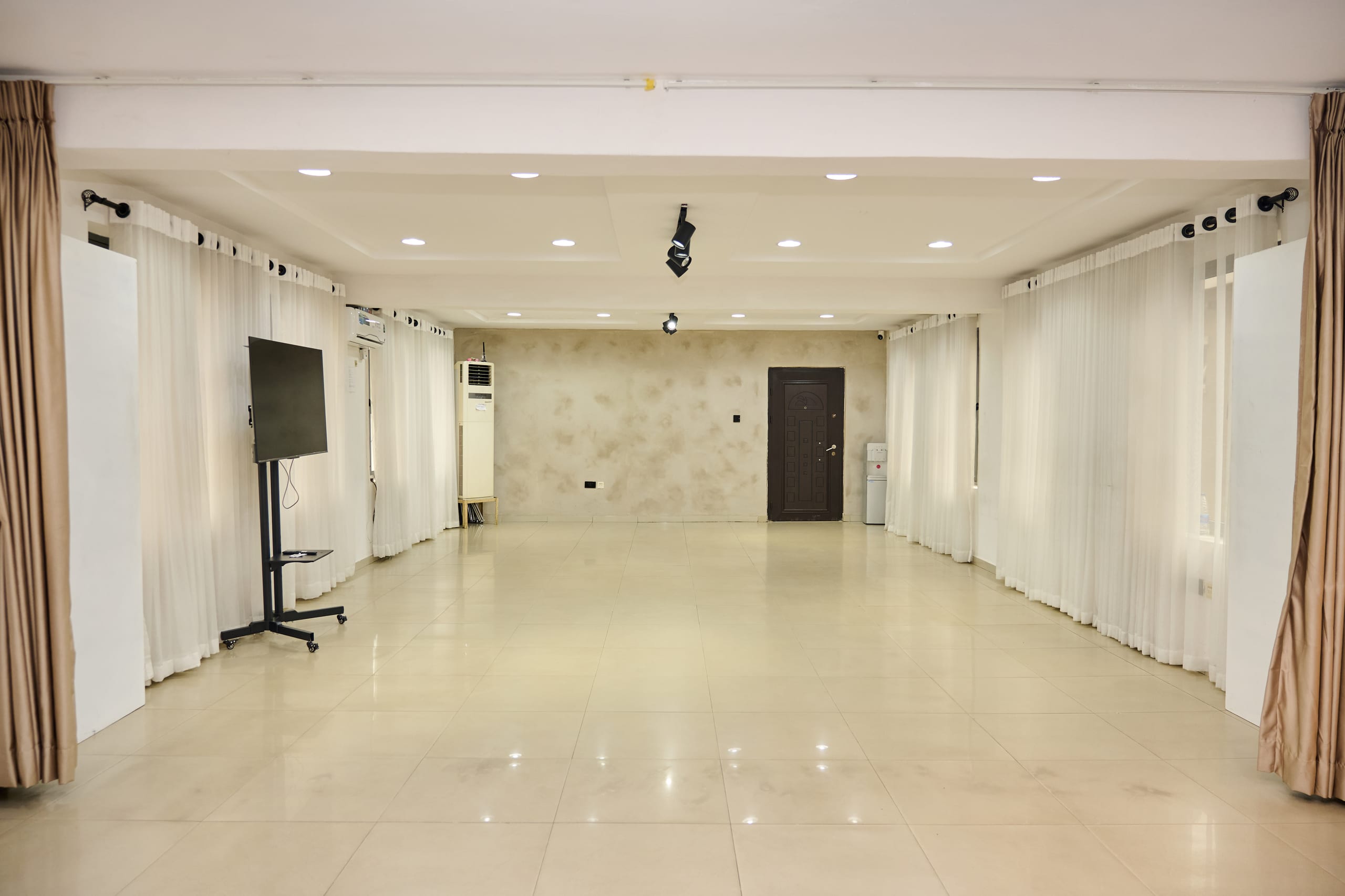 Ìbídùn — The shoot floor, open and lit
